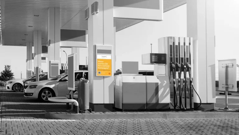 Plakat an der Tankinsel einer freien Tankstelle — Tankstellenwerbung von Sit&Watch