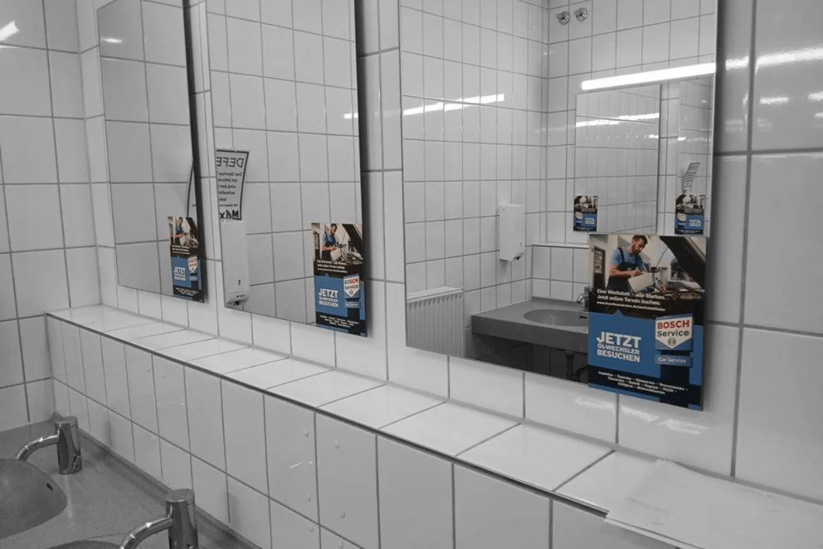 Spiegelaufkleber der Bosch-Car-Service-Kampagne am Autohof